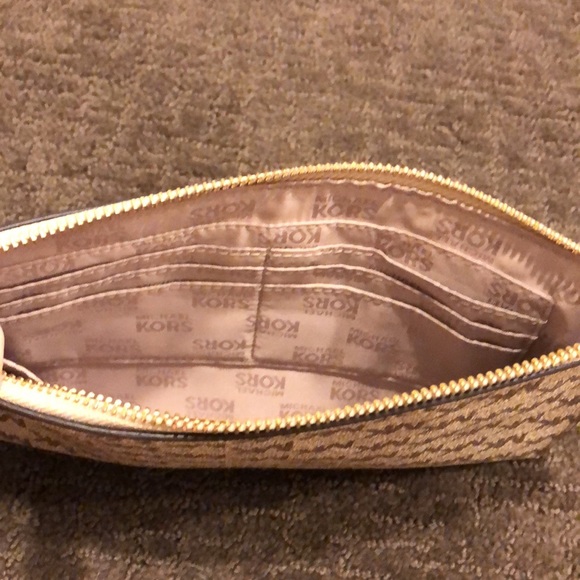Michael Kors wristlet - Picture 3 of 4